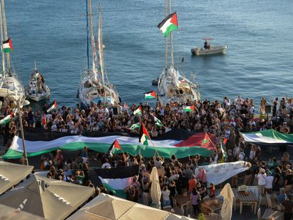رغم التحذيرات الإسرائيلية.. "أسطول الصمود" يغادر اليونان ويتجه صوب غزة