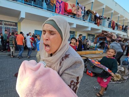 فلسطينيون عقب قصف مدرسة تديرها الأونروا في مخيم جباليا للاجئين في شمال قطاع غزة، فلسطين. 4 نوفمبر 2023 - Reuters