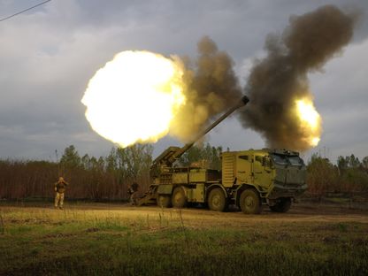 مدفعيون من اللواء الميكانيكي المنفصل (43) للقوات المسلحة الأوكرانية يطلقون النار على موقع روسي، خاركوف. 21 أبريل 2024 - AFP