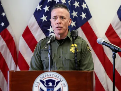 مع تصاعد الضغوط على ترمب.. قائد دوريات الحدود يغادر مينيابوليس