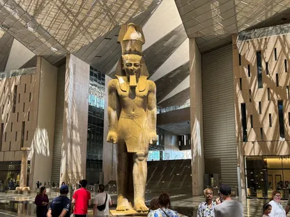 تمثال الملك رمسيس الثاني يتصدر مدخل الدرج العظيم في المتحف المصري الكبير، الجيزة، مصر. يونيو 2025 - الشرق