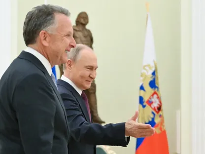 الرئيس الروسي فلاديمير بوتين خلال استقبال المبعوث الأميركي ستيف ويتكوف في موسكو. 25 أبريل 2025 - Reuters