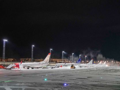 طائرات تقف في مطار أوسلو تنتظر إزالة الجليد من مدرج الإقلاع. 17 يناير 2024 - AFP