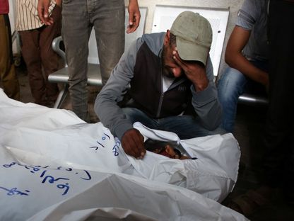 فلسطيني يبكي بجوار جثامين أفراد عائلته الذين قتلتهم إسرائيل في غارة على رفح، بجنوب قطاع غزة. 2 مايو 2024 - REUTERS