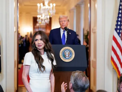 وزيرة الأمن الداخلي الأميركية كريستي نويم خلال خطاب للرئيس دونالد ترمب، البيت الأبيض، 29 يناير 2025 - Reuters