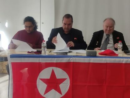 أليخاندرو كاو دي بينوس في اجتماع KFA الدولي الثالث والعشرين في برشلونة، إسبانيا، ويظهر على الطاولة علم كوريا الشمالية - @DPRK_CAODEBENOS