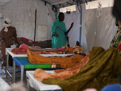 يُعالَج مرضى الكوليرا السودانيون في عيادة مؤقتة تُديرها الأمم المتحدة، في طويلة شمال دارفور، السودان. 5 أغسطس 2025. - Reuters