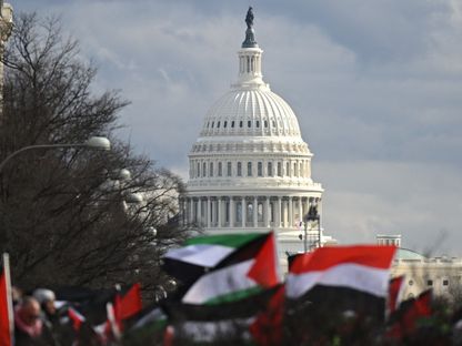 متظاهرون يلوحون بأعلام فلسطين خلال تظاهرة أمام مبنى الكابيتول الأميركي بالعاصمة واشنطن. 13 يناير 2024 - AFP