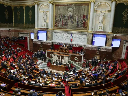 أعضاء البرلمان الفرنسي خلال جلسة تصويت على تشريع طارئ للميزانية لتفادي الإغلاق الحكومي في باريس بفرنسا. 23 ديسمبر 2025 - Reuters