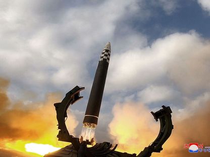 جانب من اختبار إطلاق أحدث صواريخ كوريا الشمالية العابرة للقارات "هواسونج-17". 18 نوفمبر 2022 - AFP