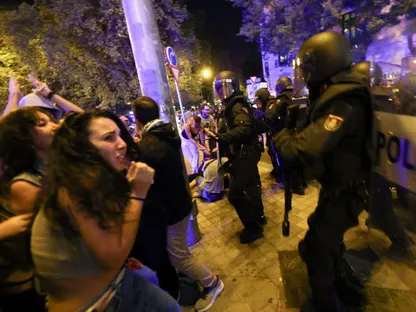 متظاهرون يشتبكون مع قوات الشرطة خلال احتجاج في مدريد، إسبانيا، ف تنديداً باعتراض القوات الإسرائيلية لسفن "أسطول الصمود العالمي" المتجه إلى غزة بهدف كسر الحصار البحري.  2 أكتوبر 2025، رويترز. - REUTERS
