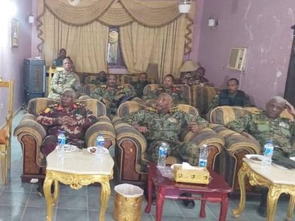 الفريق أول عبد الفتاح البرهان (وسط) يستمع إلى شرح عن سير العمليات في مدينة أم درمان. 16 فبراير 2024 - facebook/sudanese.armed.forces