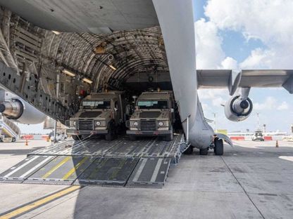 طائرة شحن أميركية تحمل مركبات مدرعة ضمن مساعدات عسكرية عاجلة لإسرائيل في تل أبيب. 19 أكتوبر 2023 - AFP