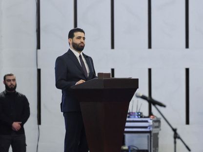 وزير الداخلية السوري الجديد أنس خطاب خلال مؤتمر صحافي لإعلان تشكيل الحكومة في دمشق. 29 مارس 2025 - REUTERS