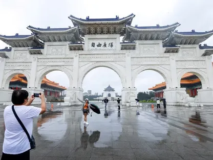 سائحون يلتقطون صوراً أمام "ساحة الحرية" مع اقتراب الإعصار فونج-وونج من اليابسة، تايبيه، تايوان. 11 نوفمبر 2025 - Reuters