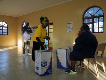 سيدة تدلي بصوتها في انتخابات جنوب إفريقيا في ماسيفوميليلي. 29 مايو 2024 - reuters