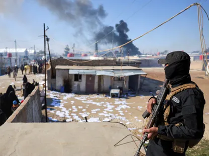 أفراد قوات الأمن التابعة للحكومة السورية في مخيم الهول بعد سيطرة الحكومة عليه عقب انسحاب قوات سوريا الديمقراطية في الحسكة بسوريا. 21 يناير 2026 - Reuters