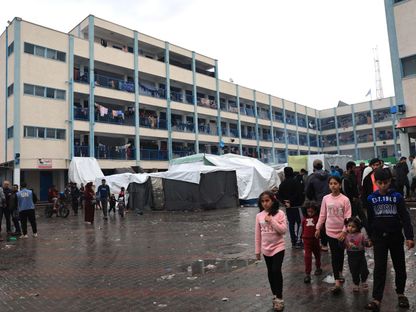 أطفال وعائلات فلسطينية نازحة في إحدى مدارس وكالة الأمم المتحدة لغوث وتشغيل اللاجئين الفلسطينيين "الأنروا" في غزة وسط غارات وقصف إسرائيلي مكثف على القطاع. 15 نوفمبر 2023 - AFP