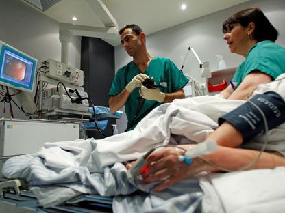 طبيب فرنسي يجري تنظير القولون لمريض في أحد المستشفيات بمدينة مارسيليا، 25 مارس 2008 - REUTERS