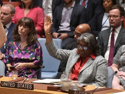 السفيرة الأميركية لدى الأمم المتحدة ليندا توماس جرينفيلد تدلي بصوتها في مجلس الأمن على قرار أميركي لوقف إطلاق النار في غزة، نيويورك الولايات المتحدة. 10 يونيو 2024 - REUTERS
