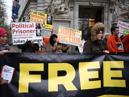 أنصار مؤسس موقع ويكيليكس جوليان أسانج خلال احتجاج خارج المفوضية العليا الأسترالية في وسط لندن. 10 أبريل 2024 - AFP