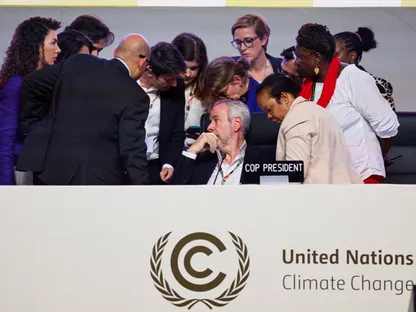 رئيس مؤتمر الأمم المتحدة المعني بتغير المناخ (COP 30) أندريه كوريا دو لاجو خلال الجلسة العامة للمؤتمر في بيليم بالبرازيل. 22 نوفمبر 2025 - Reuters