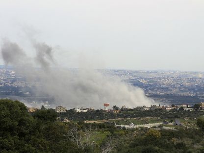 دخان يتصاعد من موقع غارة جوية إسرائيلية على قرية المنصوري بجنوب لبنان. 27 فبراير 2024 - AFP