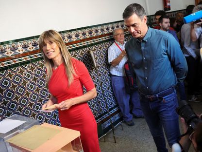 رئيس الوزراء الإسباني بيدرو سانشيز  يرافق زوجته بيجونا جوميز خلال التصويت بالانتخابات العامة المبكرة في مدريد- 23 يوليو 2023 - Reuters