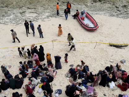 لاجئون من الروهينجا يستريحون بعد هبوطهم على شاطئ في سابانج، مقاطعة آتشيه، إندونيسيا. 22 نوفمبر 2023 - REUTERS