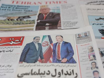 صورة لوزير الخارجية الإيراني عباس عراقجي والمبعوث الأميركي إلى الشرق الأوسط ستيف ويتكوف على غلاف صحيفة إيرانية في طهران. 12 أبريل 2025 - REUTERS