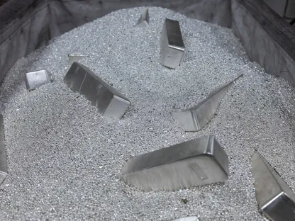 الفضة تسجل أسوأ أداء يومي على الإطلاق وتهوي بأكثر من 30%