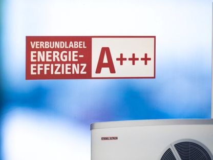 ملصق كفاءة الطاقة في مصنع Stiebel Eltron في هولزميندن بألمانيا. 11 أغسطس 2022 - AFP