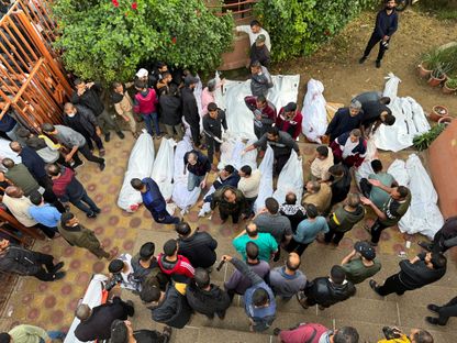 جثامين وأهالي عدد من ضحايا القصف الإسرائيلي على قطاع غزة في مستشفى ناصر بخان يونس جنوبي قطاع غزة. 19 نوفمبر 2023 - Reuters