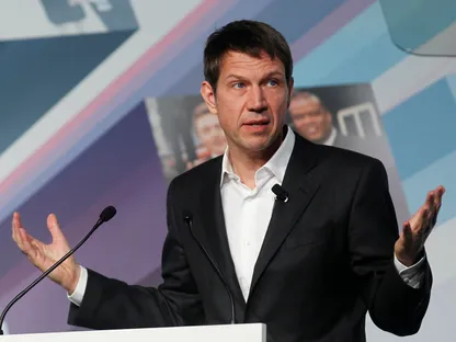 رينيه أوبرمان يتحدث خلال مؤتمر صحافي في مؤتمر الهاتف المحمول العالمي ببرشلونة. 26 فبراير 2013 - Reuters