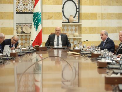 الرئيس اللبناني جوزاف عون وإلى يمينه رئيس الحكومة نواف سلام خلال اجتماع المجلس الأعلى للدفاع في بيروت. 2 مايو 2025 - @LBpresidency
