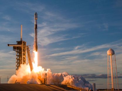 إطلاق فالكون 9 الذي يحمل 11 مركبة فضائية إلى المدار، ويهبط في منطقة الهبوط 1 - @SpaceX