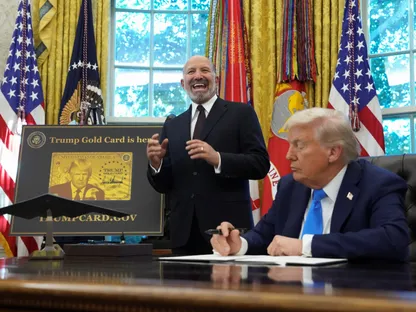 الرئيس الأميركي دونالد ترمب بجانب وزير التجارة هوارد لوتنيك الذي يعرض لافتة 'بطاقة ترمب الذهبية'، في المكتب البيضاوي بالبيت الأبيض. واشنطن. 19 سبتمبر 2025 - Reuters
