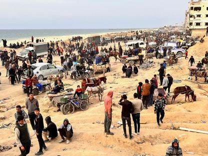 فلسطينيون بانتظار وصول شاحنات المساعدات إلى مدينة غزة في فلسطين. 29 فبراير 2024 - Reuters
