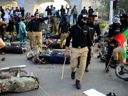 ضباط شرطة يشتبكون مع أنصار حزب رئيس الوزراء الباكستاني السابق عمران خان في مدينة كراتشي الباكستانية. 28 يناير 2024 - Reuters