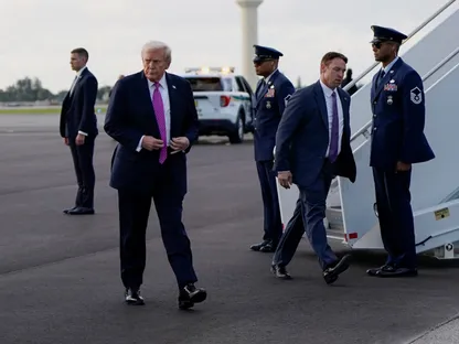الرئيس الأميركي دونالد ترمب يصل إلى مطار بالم بيتش الدولي في ولاية فلوريدا. 17 أكتوبر 2025 - REUTERS