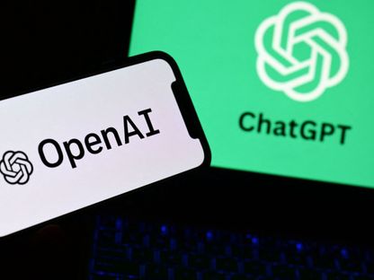 علامات شركة OpenAI وخدمة ChatGPT التجارية تظهر على شاشات ذكية. 20 نوفمبر 2023 - AFP