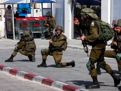 إسرائيل تدفع بتعزيزات عسكرية في البلدات التي اقتحمها المقاتلون الفلسطينيون بجنوب البلاد. 7 أكتوبر 2023 - AFP