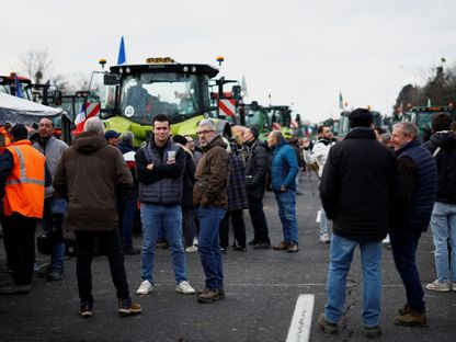 مزارعون يغلقون بجراراتهم إحدى الطرق قرب باريس احتجاجاً على السياسات الزراعية، 31 يناير 2024 - Reuters