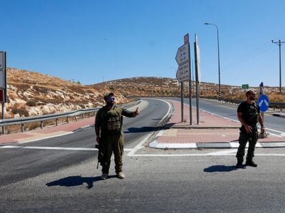 جنديان إسرائيليان يقفان في موقع هجوم دهس بالقرب من مستوطنة جفعات أساف، رام الله، الضفة الغربية المحتلة. 11 سبتمبر 2024 - reuters