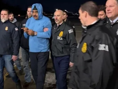 الرئيس الفنزويلي نيكولاس مادورو يتوسط عناصر إدارة مكافحة المخدرات في نيويورك تمهيداً لمحاكمته. 3 يناير 2026 - abcnews.com