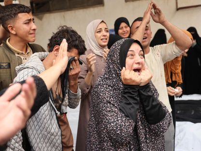 سيدة فلسطينية تبكي بجوار جثمان أحد أقاربها بعد أن قتلته غارة إسرائيلية في رفح جنوب قطاع غزة. 29 أبريل 2024 - AFP