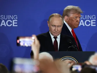 الرئيس الأميركي دونالد ترمب ونظيره الروسي فلاديمير بوتين خلال مؤتمر صحافي عقب قمتهما في ألاسكا. الولايات المتحدة. 15 أغسطس 2025 - Reuters