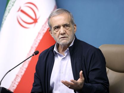 الرئيس الإيراني مسعود بيزشكيان خلال مخاطبته لقاءً مع ممثلي الأحزاب والمجتمع المدني في البلاد. 06 أبريل 2025 - إرنا