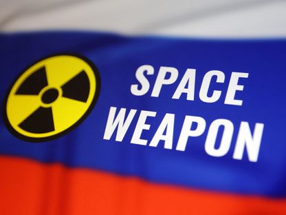 رسم توضيحي يظهر العلم الروسي والعلامة النووية. 13 مارس 2024 - REUTERS