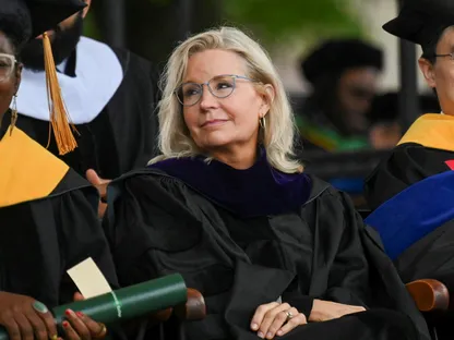 ليز تشيني تنضم إلى هاريس خلال فعالية انتخابية في مهد الحزب الجمهوري